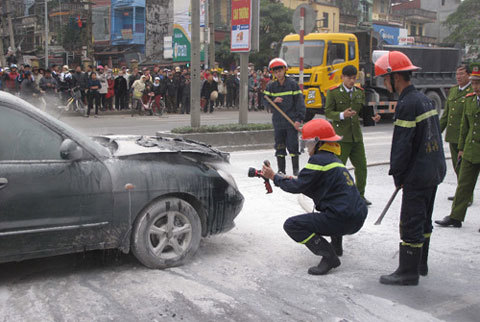 Dừng đèn đỏ, xế hộp bất ngờ bốc cháy