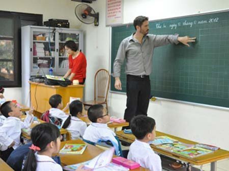 SGK tiếng Anh: 'Không thể đóng cửa bảo nhau mãi'