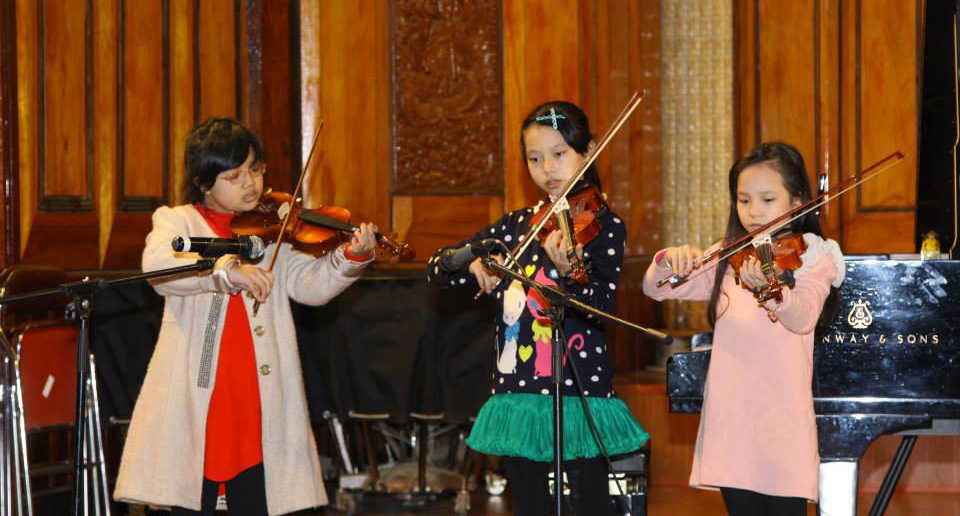 Ca sĩ nhí của Đồ Rê Mí biểu diễn tại Giai điệu Giáng sinh