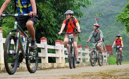 Trải nghiệm đạp xe, cuốc bộ và kayak của 1 phóng viên Úc