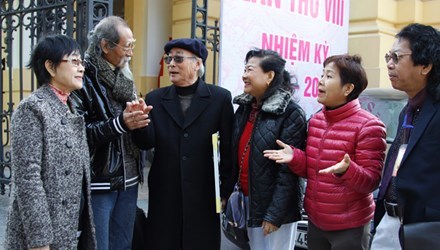 Vẫn vắng trẻ, đông già