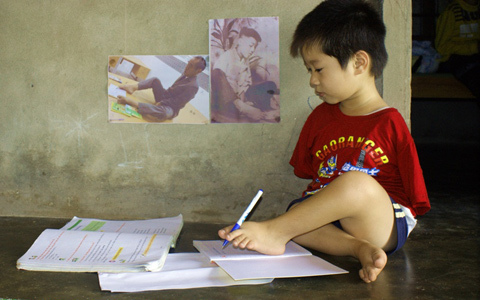 Nghị lực đáng nể của cậu bé không tay