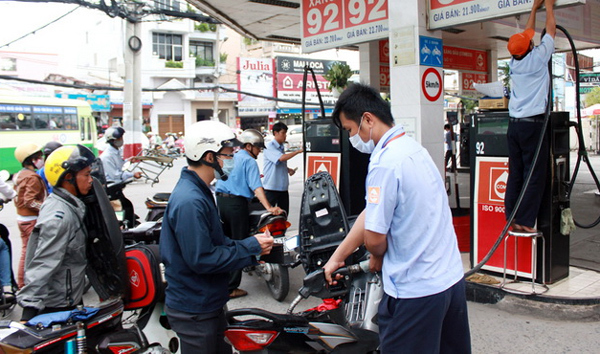 Lạ đời dầu giảm, DN kêu lỗ đòi giữ giá