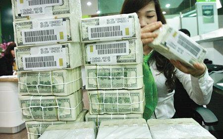 Kiên nhẫn, cắt bỏ dần vay nợ USD