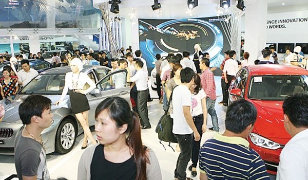 Bác bỏ khả năng giảm giá ôtô trong 2015