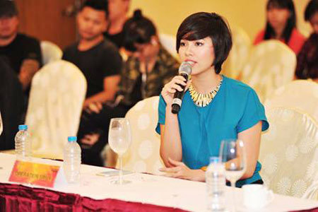 Hoàng My cùng Rockstom7 mang nụ cười đến trẻ Việt