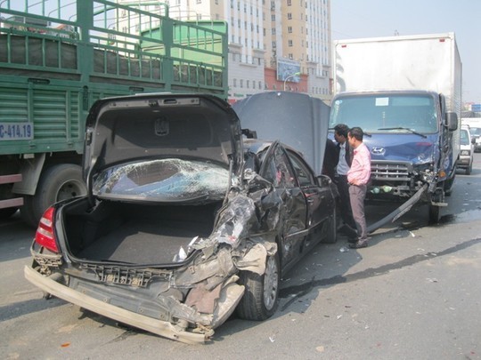 Xe tải tông nát đuôi xe Mercedes ở đường trên cao