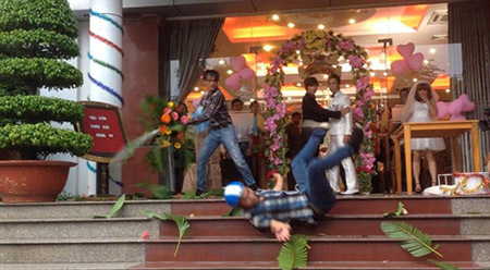 Đánh nhau bầm dập tại hôn lễ vì tranh hát