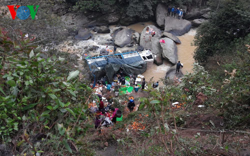 Sa Pa sương mù dày đặc, xe tải lao xuống vực sâu