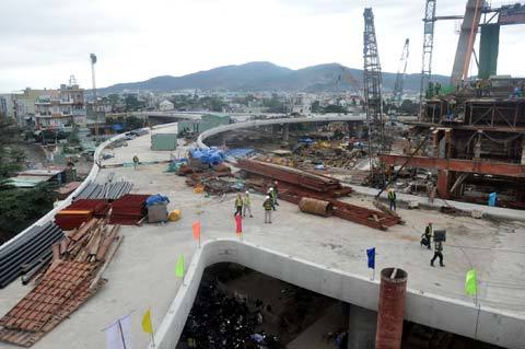 'Chạy đua' trên công trình cầu vượt 100 triệu USD