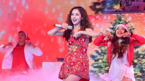 Jennifer Phạm quyến rũ đến ngạt thở với sắc đỏ