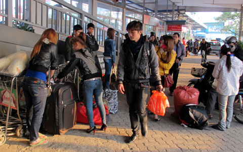 Nghỉ Tết Dương lịch, nên vào bến mua vé đỡ bị “chặt chém”