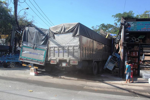 Hai xe tải đâm nhau rồi cùng lao vào nhà dân