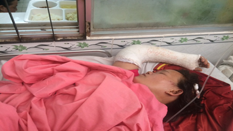 Lật xe chở người nấu cỗ cưới, 4 người bị nạn