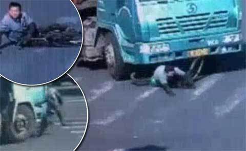 Thoát chết thần kỳ dù bị cuốn vào gầm xe tải