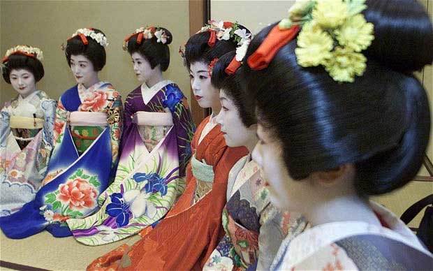 Geisha Nhật được cảnh sát dạy võ để tự vệ
