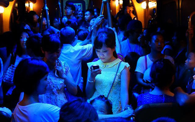 Ảnh cô gái nghiện smartphone đoạt giải của National Geographic