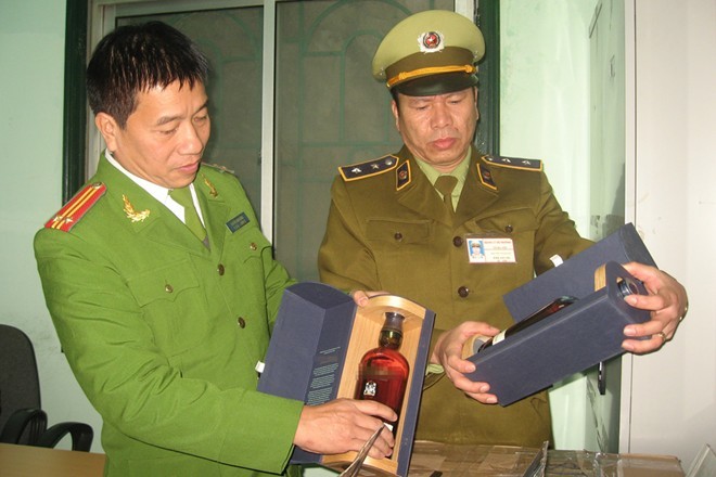 Hơn 1.000 chai rượu Ballantines, Chivas bỏ quên ở ga Hà Nội