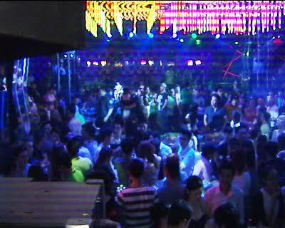 Hàng chục dân chơi nghiện ma tuý, lắc điên cuồng trong bar