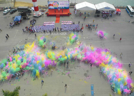 Xếp hình Tổ quốc bên vịnh Hạ Long