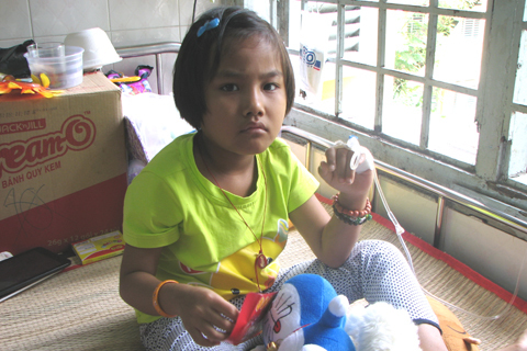 Cha bỏ, mẹ nghèo, bé ung thư khát khao được sống