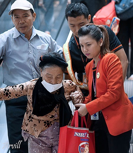 Nụ cười sân bay và tư duy ban phát của hàng không Việt