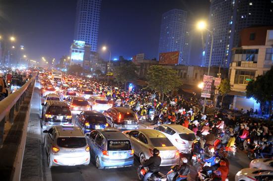 Hà Nội và TP.HCM ùn tắc trong đêm Noel