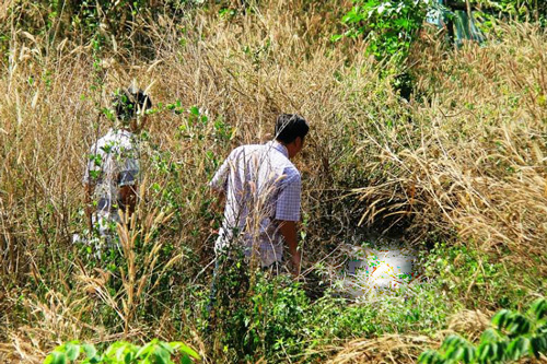 Phát hiện xác chết nghi bị đốt trong bụi cỏ