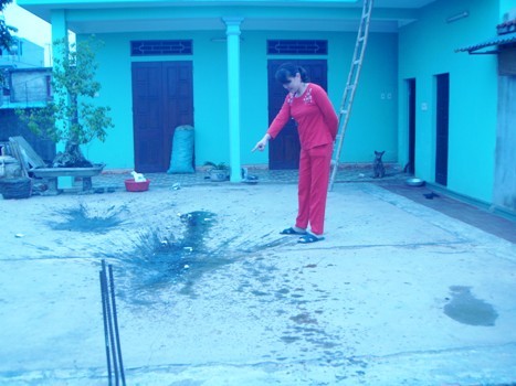 Tố cáo sai phạm của xã, dân bị ném phân vào nhà