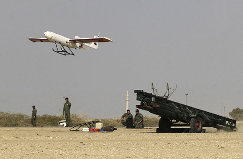 Iran thử máy bay không người lái tấn công tự sát