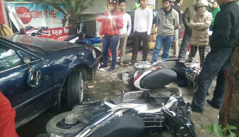 Xế hộp húc văng ô tô và 3 xe máy, khu phố náo loạn