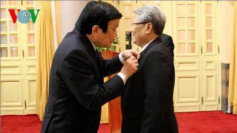 Trao huy hiệu 55 tuổi Đảng cho nguyên Chủ tịch nước