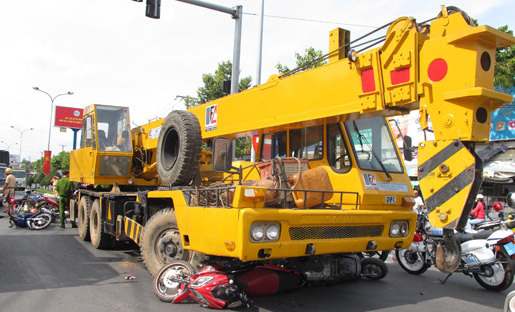 Xe cẩu lừ lừ nghiến 10 xe máy dừng chờ đèn đỏ