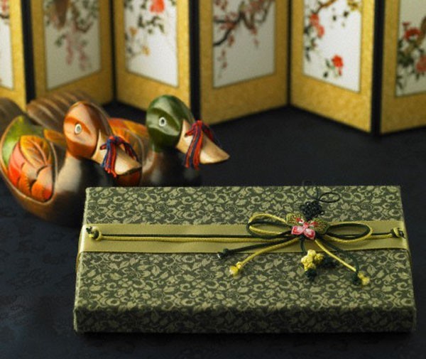 Tôi bàng hoàng khi nhìn thấy món quà của tình nhân tặng chồng mình