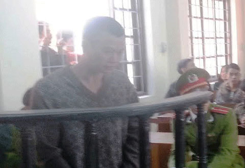 Kẻ núp gầm giường đâm chết tình địch lãnh án