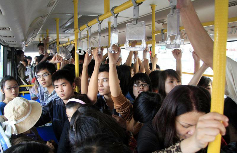 Đi xe buýt riêng cho nữ, tôi rất...  xấu hổ