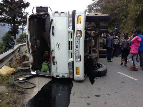 Lật xe tải, đường Lào Cai - Sapa tê liệt nhiều giờ