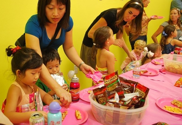 7 cách để trẻ chơi ngoan khi nhà có tiệc