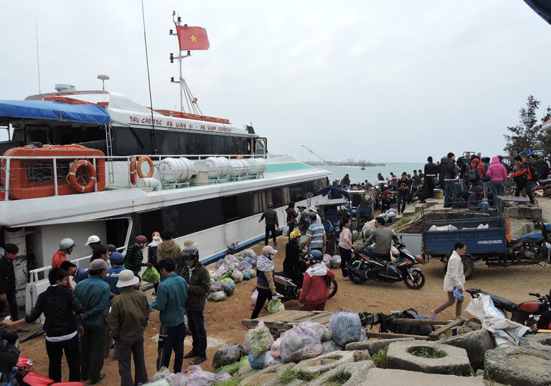 Gần 1.000 du khách ra Lý Sơn trong 2 ngày đầu năm