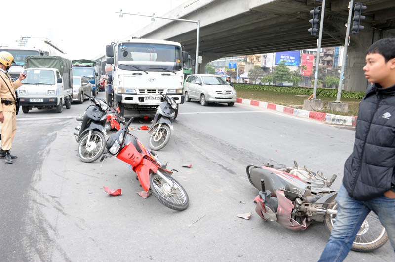 Xe bồn gây tai nạn, náo loạn đường phố Thủ đô