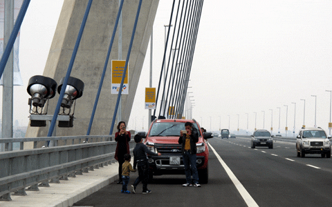 Đổ xô chụp ảnh sau thông xe cầu Nhật Tân