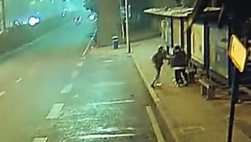 10 clip 'nóng': Cướp phục kích thiếu nữ ở điểm chờ xe buýt