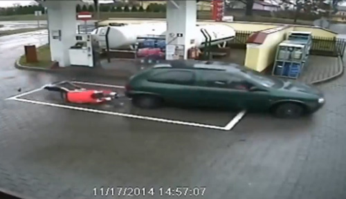 Nữ tài xế gây tai nạn ở trạm xăng