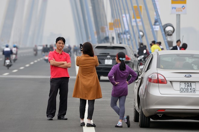 Bát nháo, mất trật tự trên cầu Nhật Tân