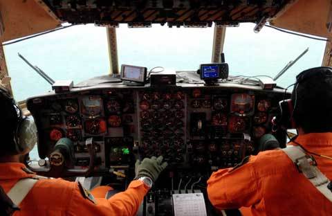 Phi công QZ8501 không có thông tin thời tiết?