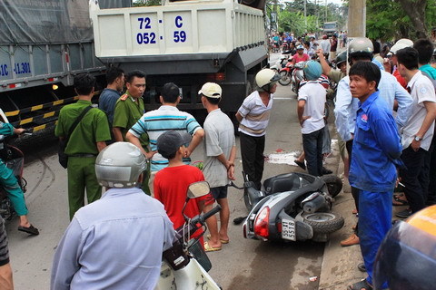 Bò ra từ gầm xe ben, hoảng hốt nhìn người thân chết thảm