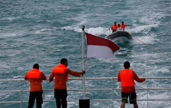 Indonesia có thể đã tìm thấy đuôi máy bay gắn hộp đen