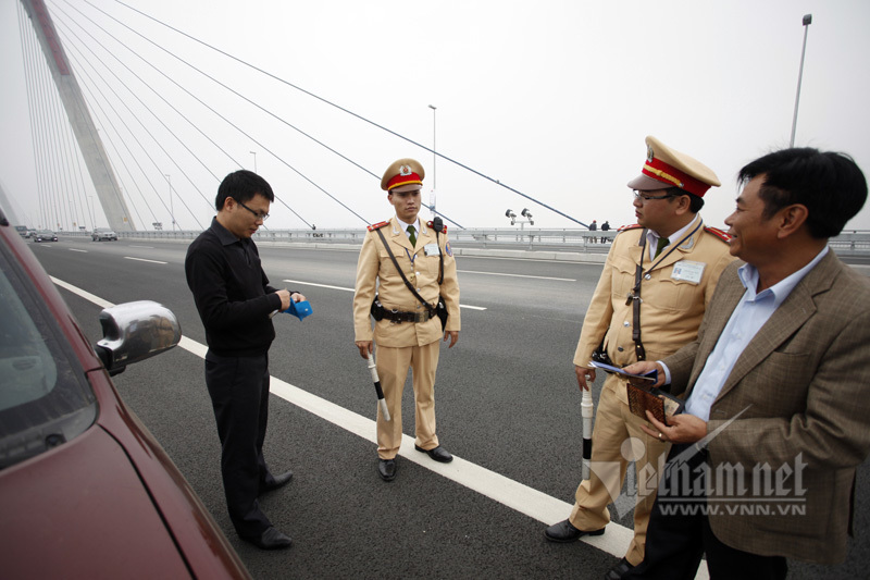 Vi phạm nhan nhản trên cầu Nhật Tân vì... tò mò!