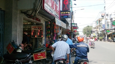 Dàn cảnh móc túi ngay tiệm vàng ở Sài Gòn
