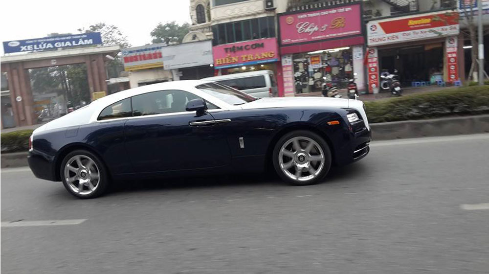 Rolls-Royce nhanh nhất thế giới lăn bánh trên phố Hà Nội